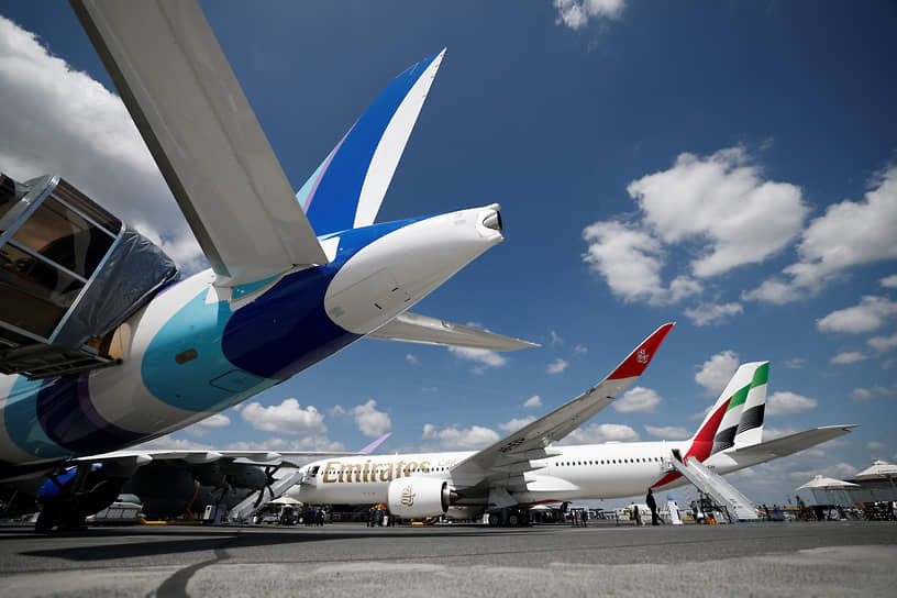 Самолеты Airbus A220-300 (слева) и Airbus A350-941 авиакомпаний JetBlue Airways и Emirates