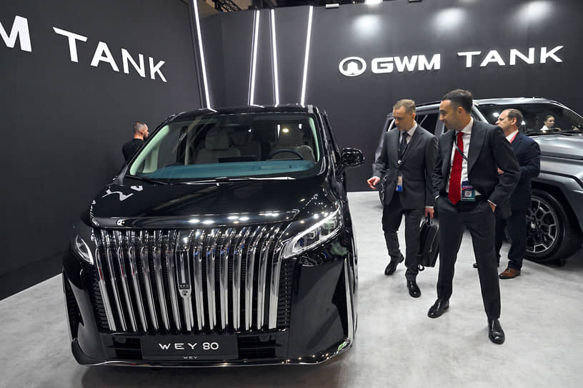Гибридный минивэн Wey 80 на стенде компании Great Wall 