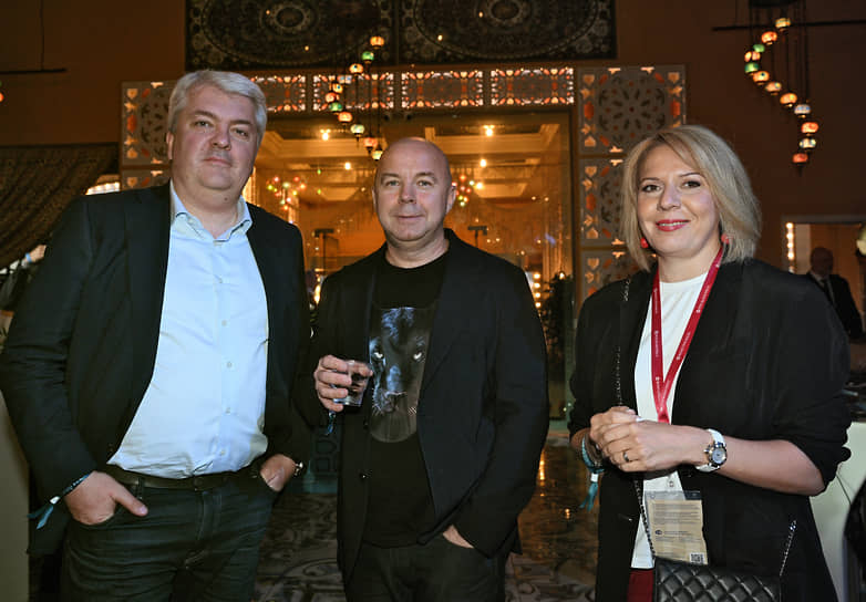 Первый заместитель шеф-редактора «Ъ» Владимир Лавицкий (в центре) и гендиректор «Института развития интернета» Алексей Гореславский с женой Марией