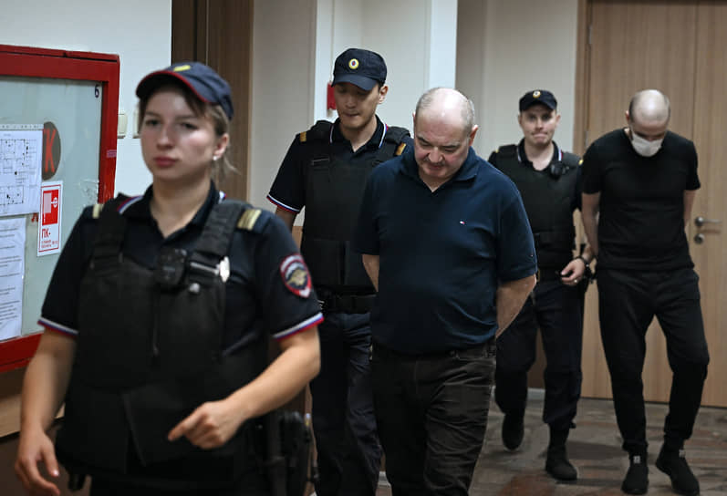 Александр Киреев (в центре) перед началом заседания суда