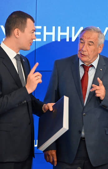 Министр спорта Михаил Дегтярев (слева) и президент российской Федерации тенниса Шамиль Тарпищев на церемонии торжественного гашения почтовой марки в рамках пресс-конференции в честь 150-летия российского тенниса