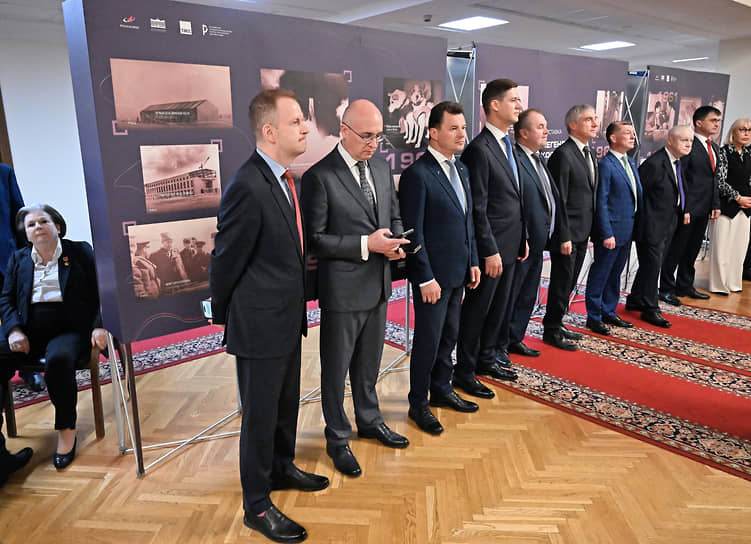 Депутат Валентина Терешкова (слева) на церемонии открытия выставки «Легенды космоса» в Госдуме
