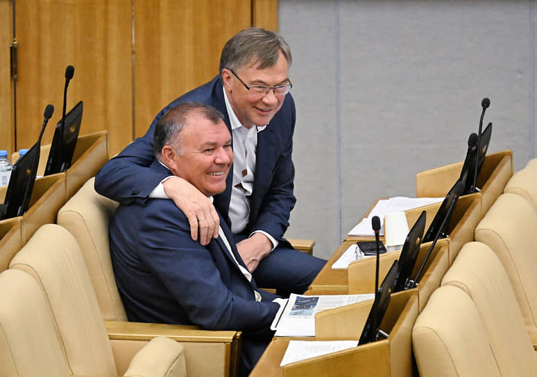 Депутаты Александр Ремезков (слева) и Александр Терентьев на пленарном заседании Госдумы