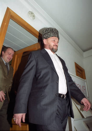 Ахмат Кадыров (справа) в декабре 1999 года