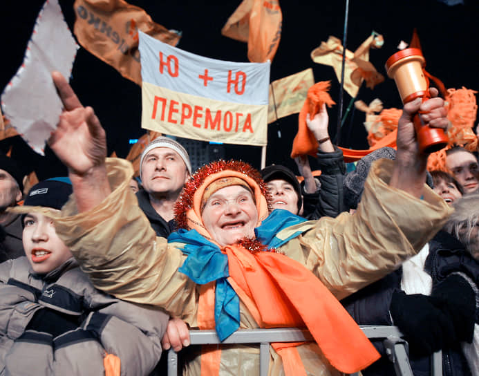 Сторонники оппозиции на киевском майдане Незалежности (площади Независимости)