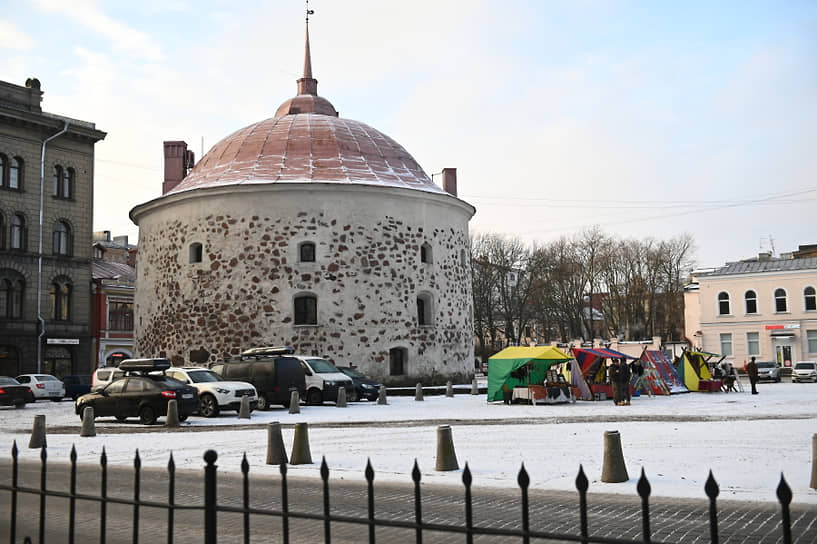 Круглая башня на Рыночной площади, одна из двух сохранившихся боевых башен средневековой Выборгской крепости