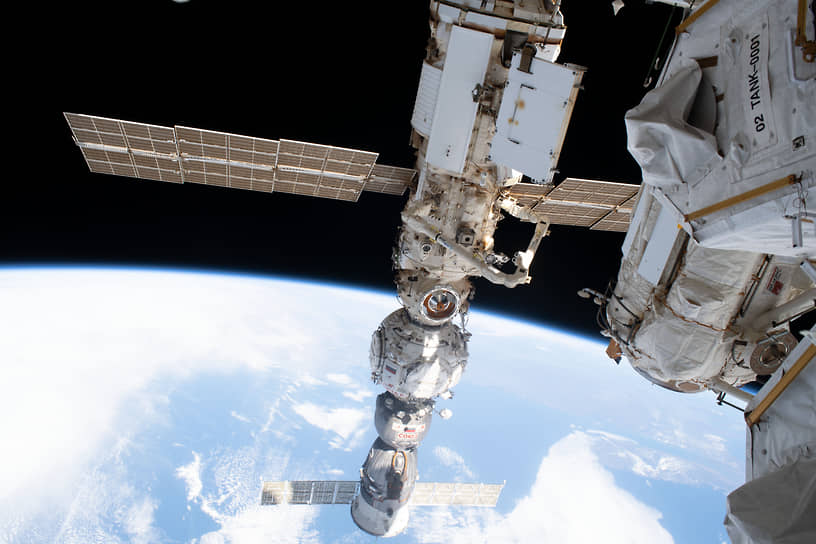 В 2008 году Сенат США разрешил NASA оплачивать необходимые полеты американских космонавтов на российских «Союзах» к МКС
&lt;br>На фото: стыковочный модуль «Причал» и пилотируемый корабль «Союз МС-23»