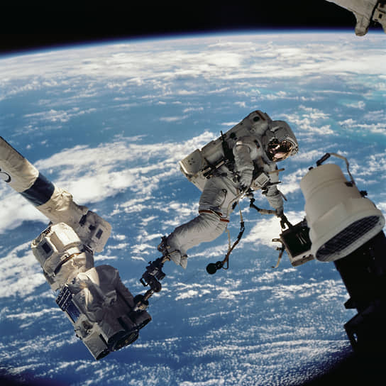 В 2022 году NASA и «Роскосмос» подписали соглашение по перекрестным полетам космонавтов на американских кораблях и на российских «Союзах» к МКС, чтобы гарантировать постоянное присутствие специалистов для обслуживания станции в случае задержки или отмены запуска космического корабля
&lt;br>На фото: астронавт рядом с МКС