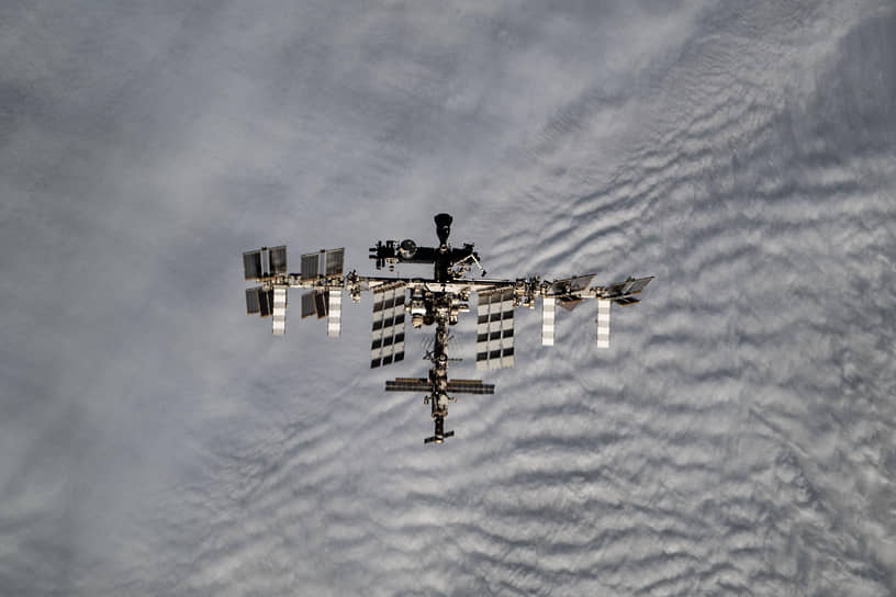 В 2011 году закрылась американская программа Space Shuttle, после чего США стали доставлять своих астронавтов на МКС с помощью российских кораблей «Союз» вплоть до 2020 года, когда американский пилотируемый корабль Crew Dragon компании SpaceX был успешно выведен на орбиту
&lt;br>На фото: МКС, сфотографированная с космического корабля SpaceX Dragon