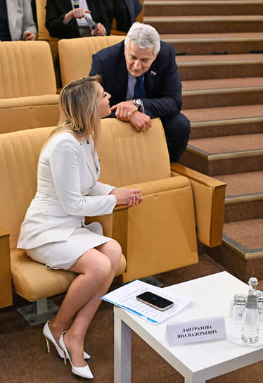 Первый зампред комитета Госдумы по просвещению Яна Лантратова и первый заместитель председателя комитета по охране здоровья Леонид Огуль