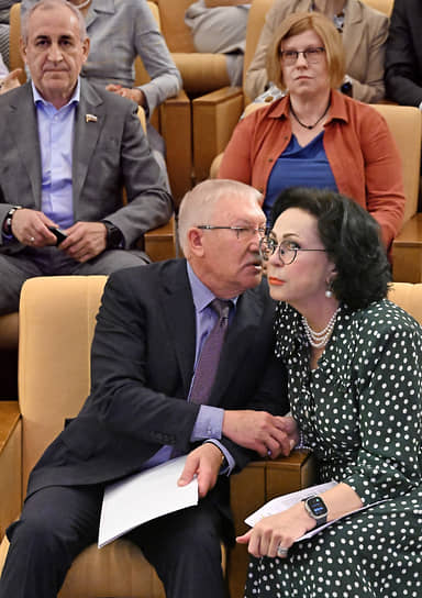 Первый зампред Счетной палаты России Галина Изотова (справа), председатель комитета Госдумы по контролю Олег Морозов (в центре) и член комитета по физической культуре и спорту Сергей Неверов