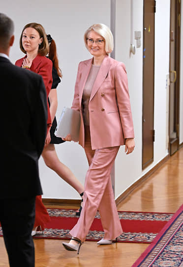 Заместитель председателя Госдумы Виктория Абрамченко (справа) 