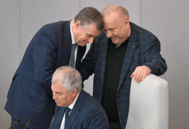 Слева направо: председатель ЛДПР Леонид Слуцкий, председатель Госдумы Вячеслав Володин и заместитель председателя комитета по развитию гражданского общества, вопросам общественных и религиозных объединений Владимир Шаманов