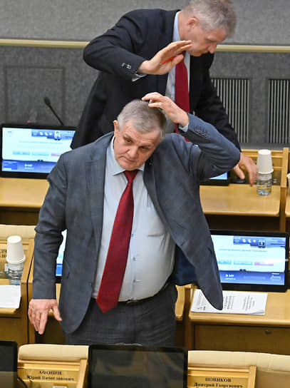 Заместитель председателя комитета по охране здоровья Алексей Куринный (на заднем плане) и первый заместитель председателя комитета по труду, социальной политике и делам ветеранов Николай Коломейцев