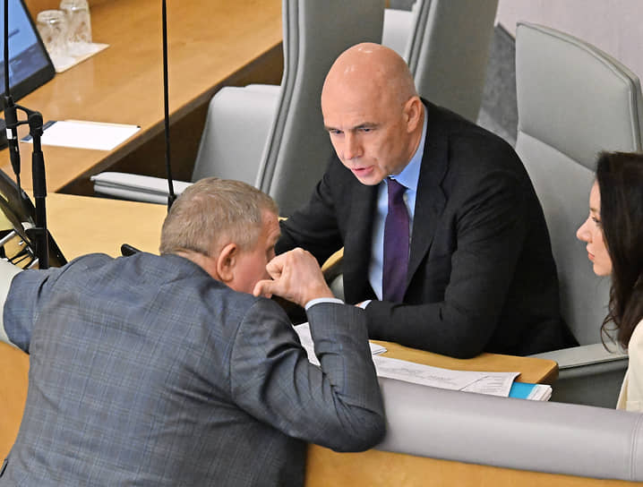 Слева направо: первый заместитель председателя комитета по труду, социальной политике и делам ветеранов Николай Коломейцев, министр финансов РФ Антон Силуанов и первый замминистра финансов Ирина Окладникова