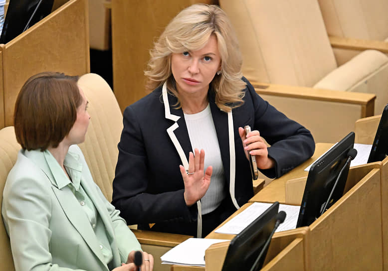 Член комитета по труду, социальной политике и делам ветеранов Екатерина Стенякина (справа) и заместитель председателя комитета по аграрным вопросам Юлия Оглоблина