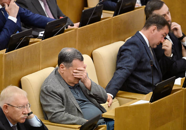 Председатель комитета по бюджету и налогам Андрей Макаров (второй слева)