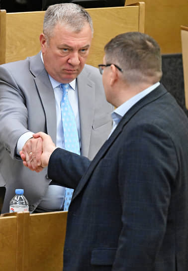 Член комитета по региональной политике и местному самоуправлению Андрей Гурулев (слева) и член комитета по бюджету и налогам Евгений Федоров