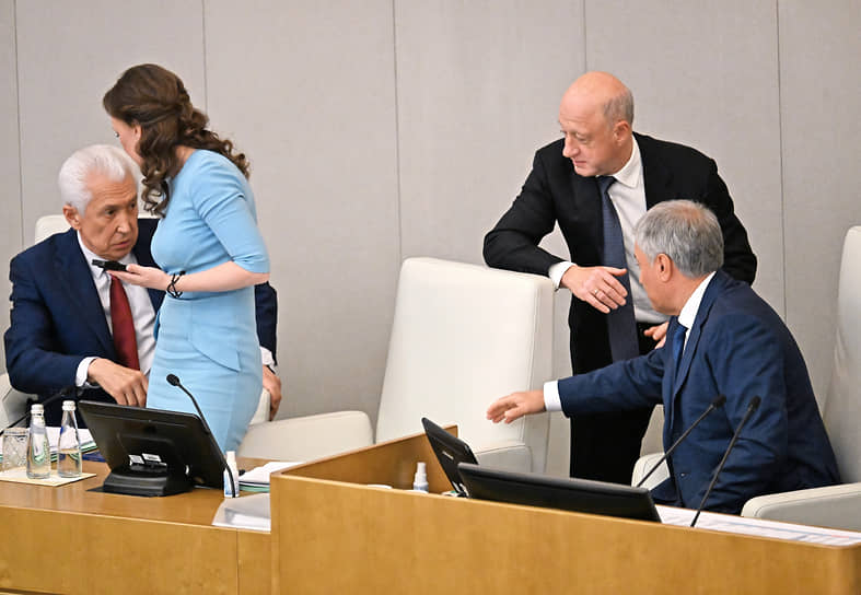 Слева направо: руководитель фракции «Единая Россия» Владимир Васильев, заместители председателя Госдумы Анна Кузнецова, Александр Бабаков и председатель нижней палаты парламента Вячеслав Володин