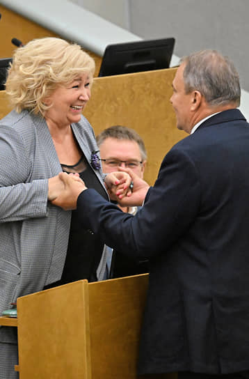 Заместитель председателя комитета по защите семьи, вопросам отцовства, материнства и детства Елена Вторыгина и заместитель председателя Госдумы Петр Толстой (справа) 