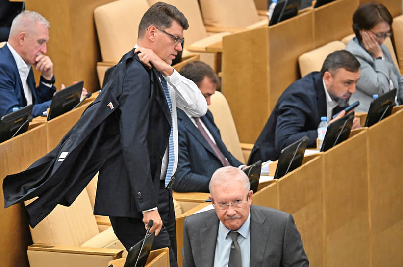 Первый заместитель председателя комитета по экономической политике Денис Кравченко (второй слева) и председатель комитета по контролю Олег Морозов (в центре)