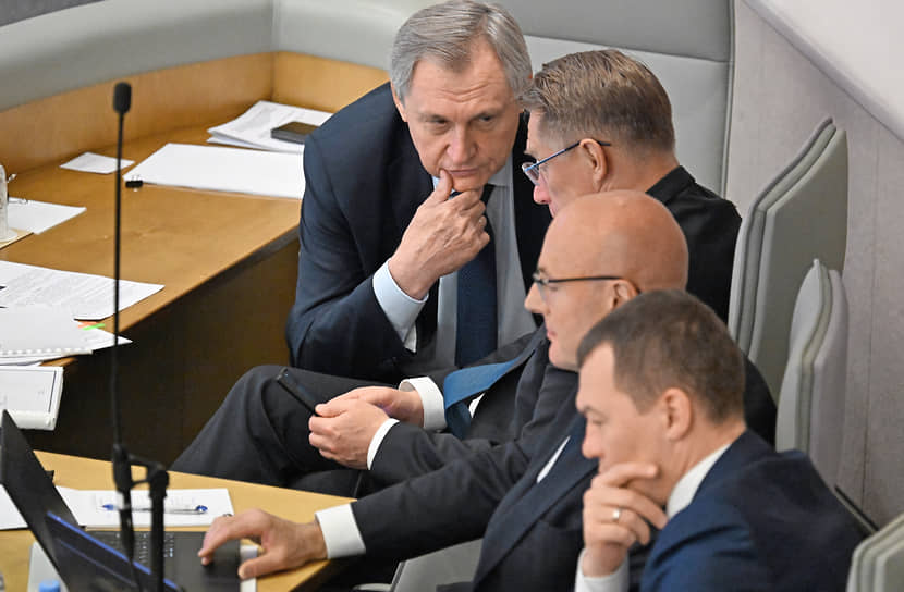 Слева направо: председатель комитета по энергетике Николай Шульгинов, министр здравоохранения РФ Михаил Мурашко, заместитель председателя правительства РФ Дмитрий Чернышенко и министр спорта России Михаил Дегтярев