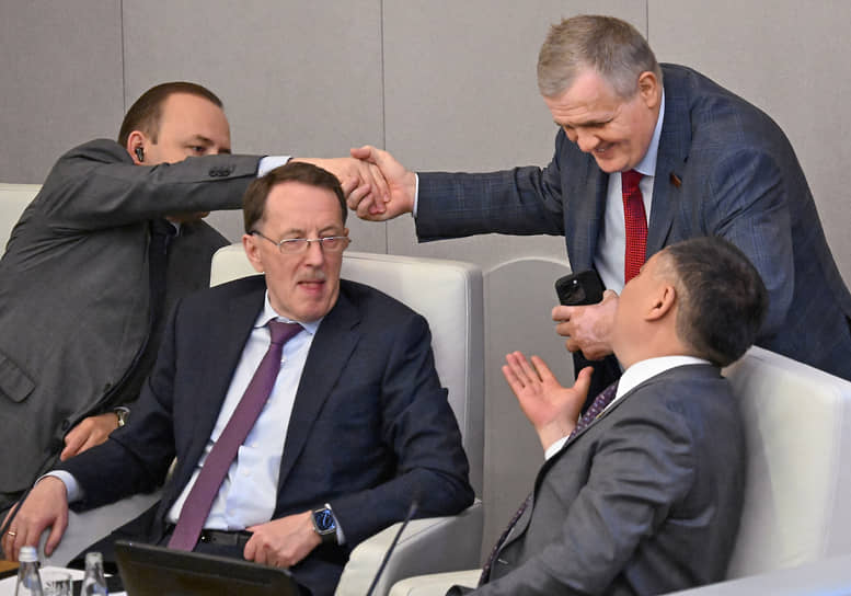 Слева направо: заместители председателя Госдумы Владислав Даванков, Алексей Гордеев, Шолбан Кара-оол (на переднем плане) и первый заместитель председателя комитета по труду, социальной политике и делам ветеранов Николай Коломейцев