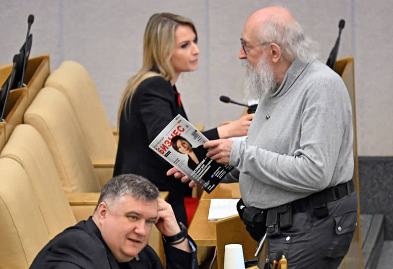 Слева направо: заместитель руководителя фракции «Единая Россия» Александр Борисов, первый зампред комитета по просвещению Яна Лантратова и член комитета по просвещению Анатолий Вассерман