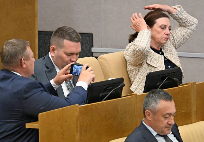 Слева направо: член комитета по аграрным вопросам Николай Панков, член комитета по промышленности и торговле Андрей Воробьев, председатель комиссии по регламенту и обеспечению деятельности Госдумы Виктор Пинский и член комитета по науке и высшему образованию Ольга Пилипенко