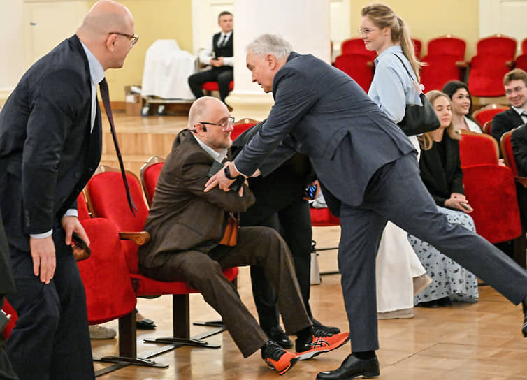 Слева направо: член комитета по экологии, природным ресурсам и охране окружающей среды Артур Таймазов, заместитель председателя комитета по физкультуре и спорту Сергей Бурлаков и председатель комитета по обороне Андрей Картаполов