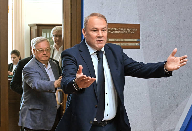 Заместитель председателя Госдумы Петр Толстой (справа) и председатель Ассоциации юристов России Сергей Степашин