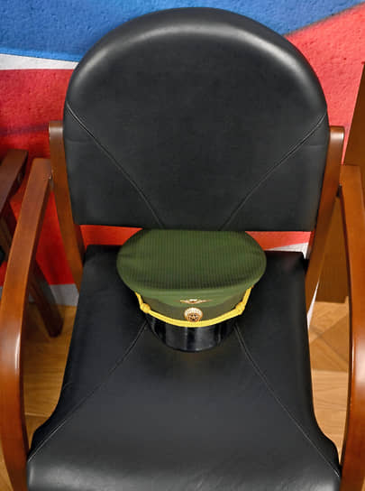 Фуражка на стуле в Госдуме
