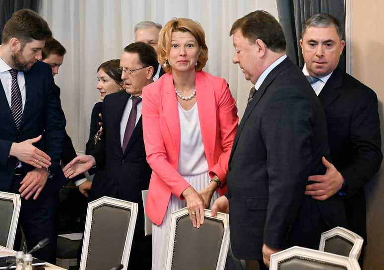 Справа налево: статс-секретарь — заместитель министра сельского хозяйства России Максим Увайдов, председатель комитета Госдумы по аграрным вопросам Владимир Кашин, министр сельского хозяйства России Оксана Лут, заместитель председателя Госдумы Алексей Гордеев и заместитель министра сельского хозяйства России Андрей Разин