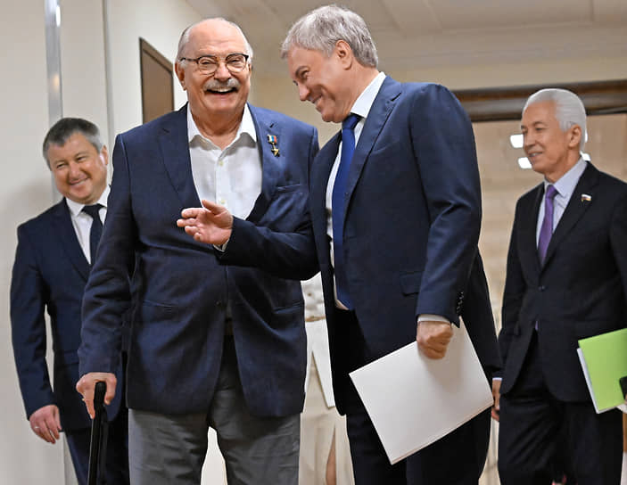 Слева направо: руководитель аппарата Госдумы Игорь Дивейкин, председатель союза кинематографистов России режиссер Никита Михалков, председатель Госдумы Вячеслав Володин и руководитель фракции «Единая Россия» Владимир Васильев