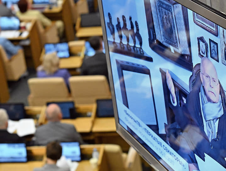 Председатель союза кинематографистов России, режиссер Никита Михалков (на экране)