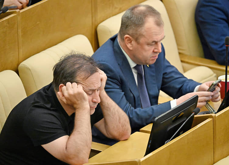 Зампред комитета по экономической политике Станислав Наумов (справа) и председатель комитета по физической культуре и спорту Дмитрий Свищев