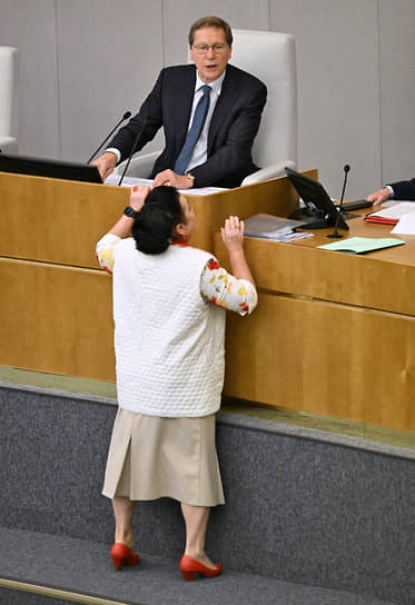 Первый заместитель председателя Госдумы Александр Жуков и заместитель председателя комиссии по регламенту и обеспечению деятельности Госдумы Раиса Кармазина