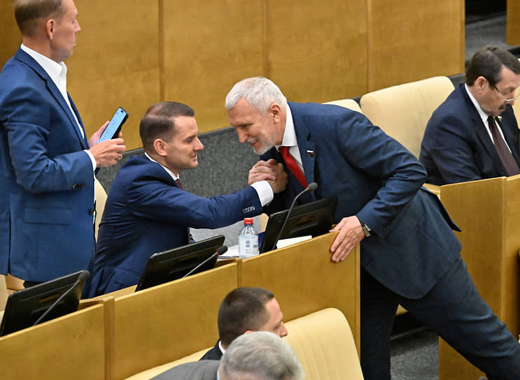 Слева направо: первый заместитель председателя комитета по безопасности и противодействию коррупции Андрей Луговой, председатель комитета по труду, социальной политике и делам ветеранов Ярослав Нилов и первый заместитель председателя комитета по обороне Алексей Журавлев 