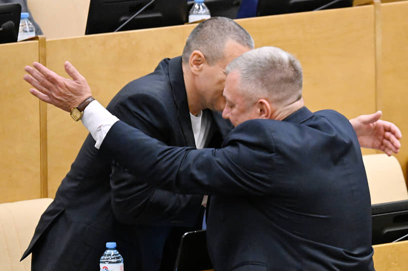 Член комитета по развитию гражданского общества, вопросам общественных и религиозных объединений Александр Ильтяков (слева) и член комитета по региональной политике и местному самоуправлению Андрей Гурулев