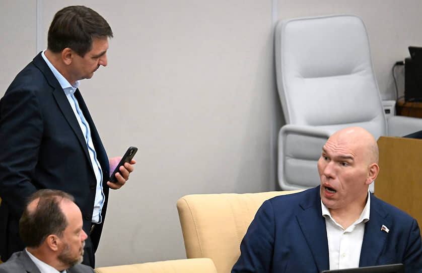 Слева направо: первый зампред комитета по культуре Александр Шолохов, член комитета по туризму и развитию туристической инфраструктуры Андрей Марков и первый заместитель председателя комитета по туризму и развитию туристической инфраструктуры Николай Валуев