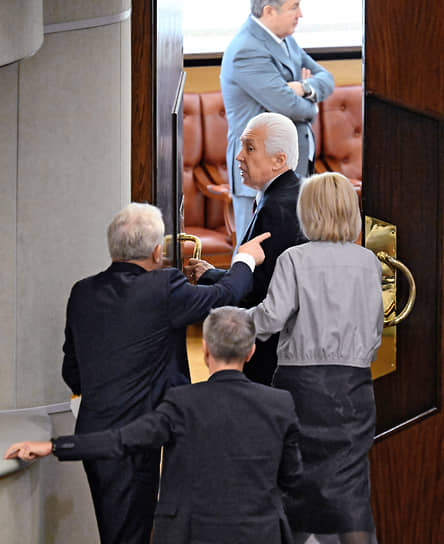 Руководитель фракции «Единая Россия» Владимир Васильев (в центре)