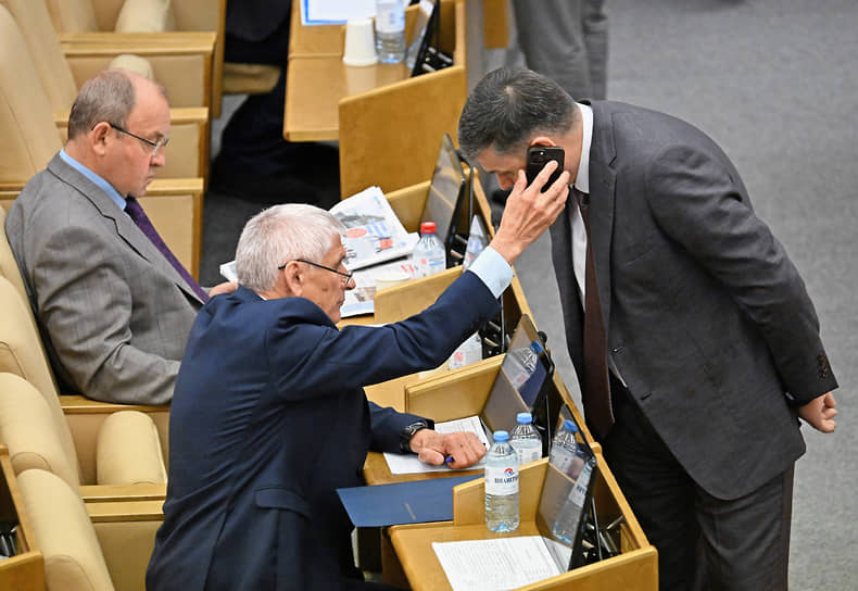 Слева направо: член комитета по бюджету и налогам Виктор Селиверстов, член комитета по аграрным вопросам Алексей Лавриненко и член комитета по безопасности и противодействию коррупции Адальби Шхагошев