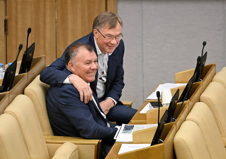 Первый заместитель председателя комитета по бюджету и налогам Александр Ремезков (на переднем плане) и член комитета по безопасности и противодействию коррупции Александр Терентьев