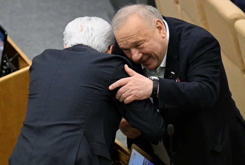 Заместитель председателя комитета по развитию гражданского общества, вопросам общественных и религиозных объединений Владимир Шаманов (справа) и руководитель фракции «Единая Россия» Владимир Васильев