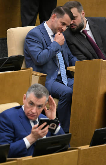 Слева направо: председатель ЛДПР Леонид Слуцкий, председатель комитета по труду, социальной политике и делам ветеранов Ярослав Нилов и заместитель председателя комитета по делам СНГ, евразийской интеграции и связям с соотечественниками Артем Туров