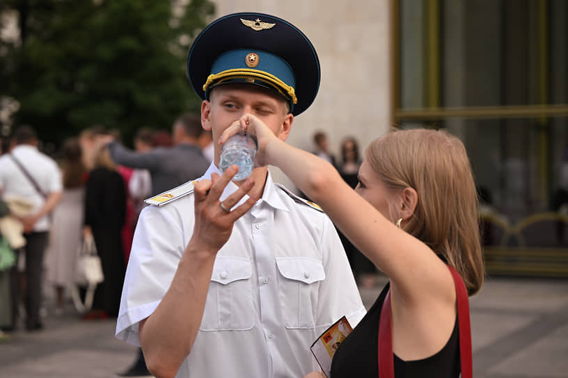 Выпускники перед началом бала 