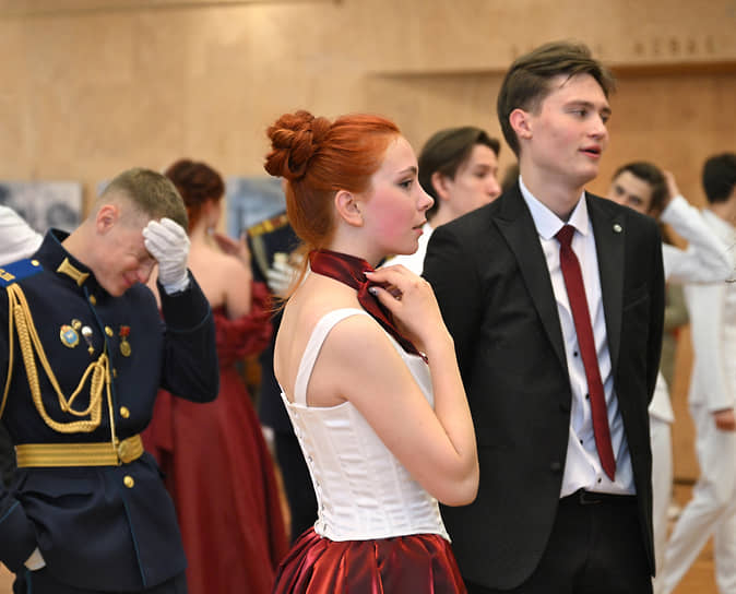 Выпускники во время бала 
