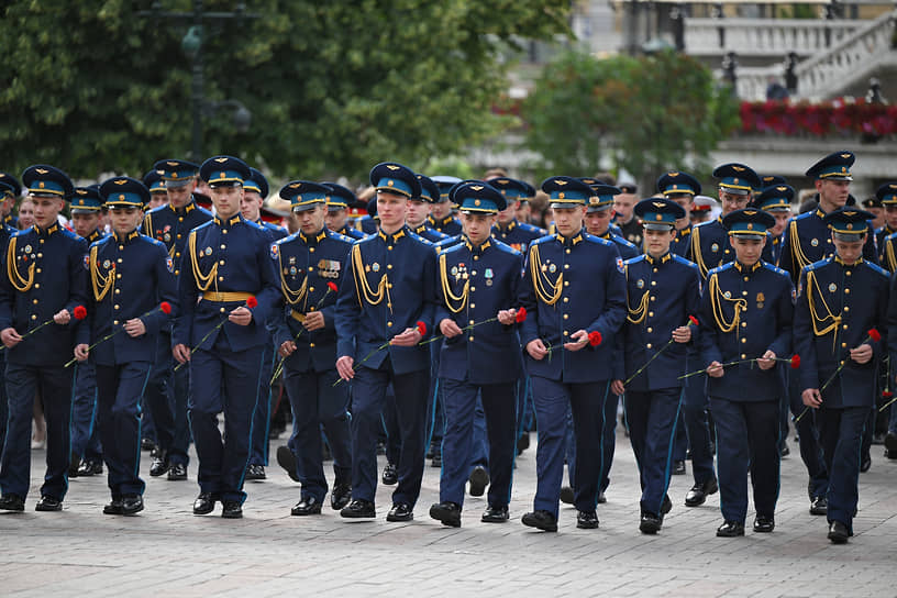 Церемония возложения цветов к Могиле Неизвестного Солдата