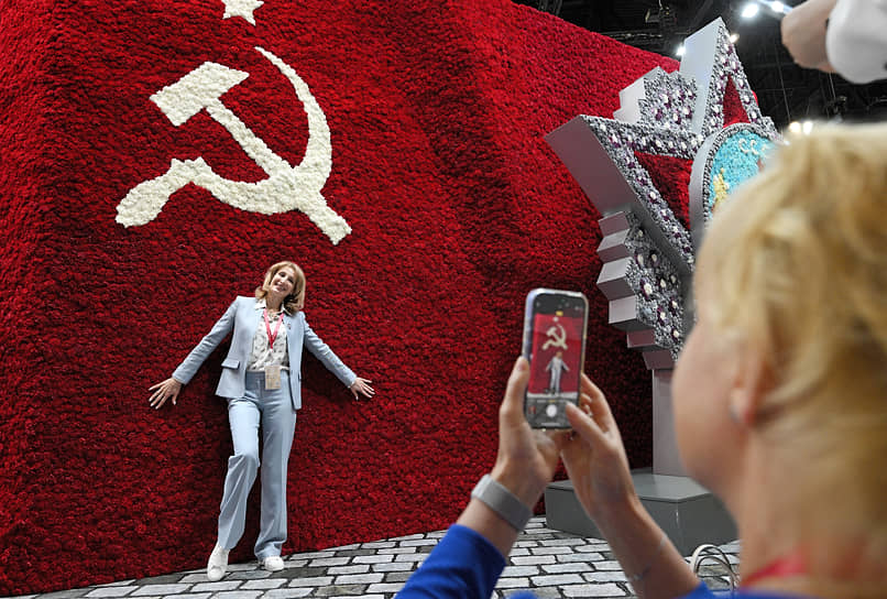 Фотозона в виде красного знамени с серпом и молотом на ПМЭФ–2025
