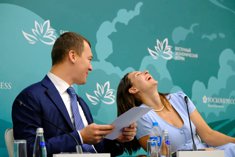 С двукратной олимпийской чемпионкой по фехтованию Яной Егорян во время сессии «Смена вех в мировом спорте. Формируя наш ответ» на Восточном экономическом форуме, 2024 год